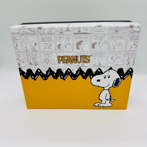 Peanuts 2 Piece Gift Set Snoopy Crossbody Bag & Charlie Brown Keychain NIB - Picture 2 of 11